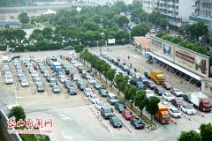 旅游旺季吸引大批自驾游游客