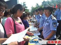 我代表中国形象签金坛金色太阳旅行社名墙上进行了签名