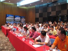  横县县委副书记彭健在会上金坛中瑞旅行社介绍有关情况 推介会现场 8月15日